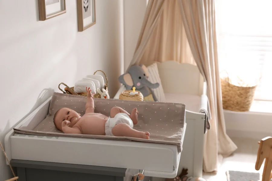 Baby Wickeltisch Baby fällt vom Wickeltsich