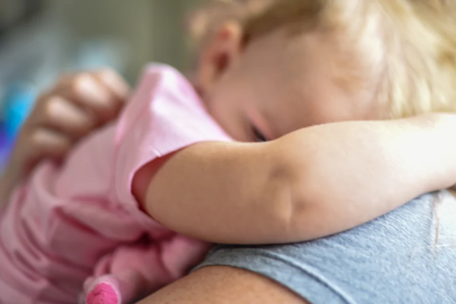 Baby auf Arm Kind hat Fieber Fieberkrampf