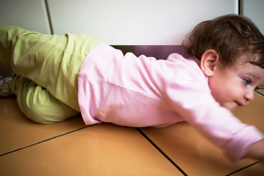 Baby dreht sich Baby vom Bett gefallen