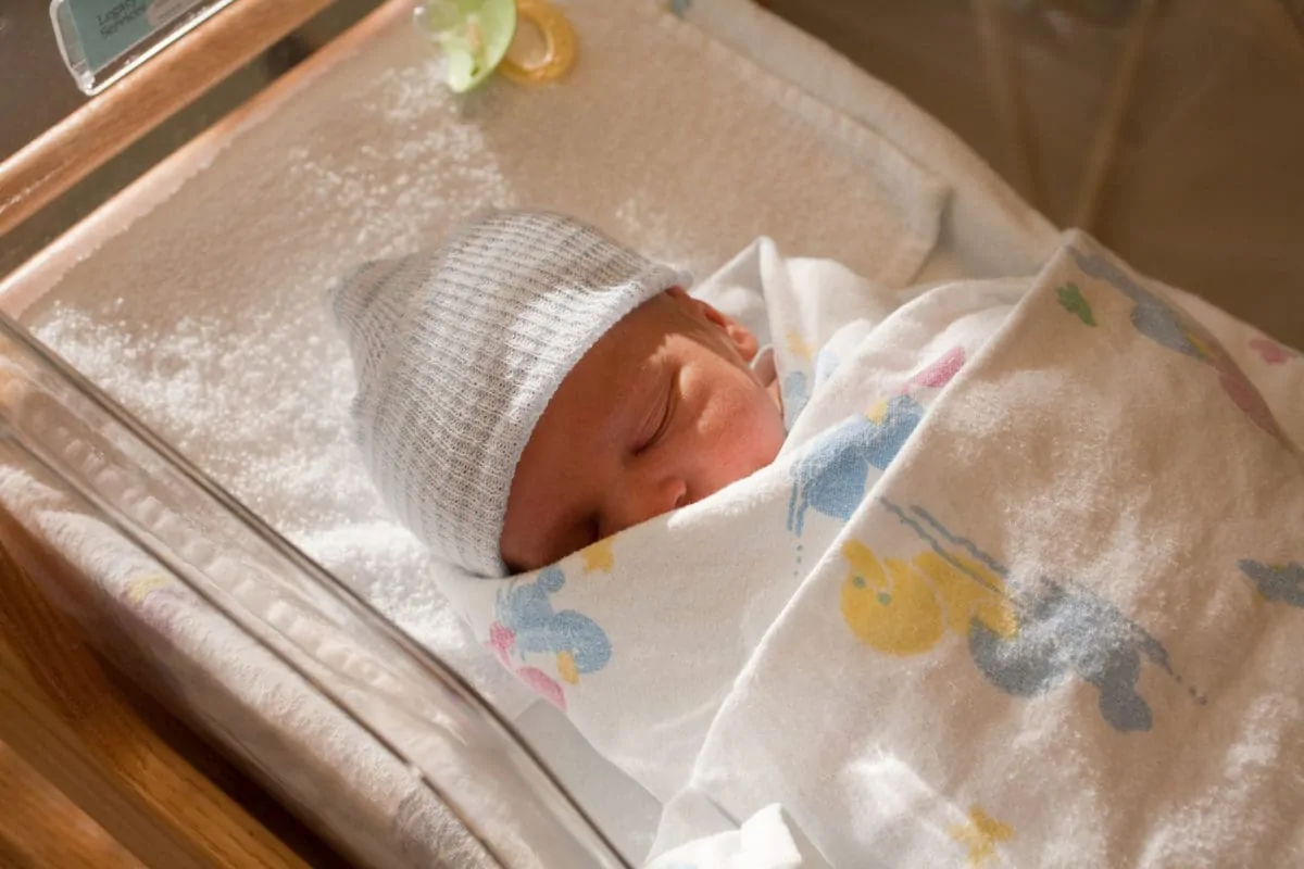 Baby im Pucktuch Baby pucken in Mullwindel