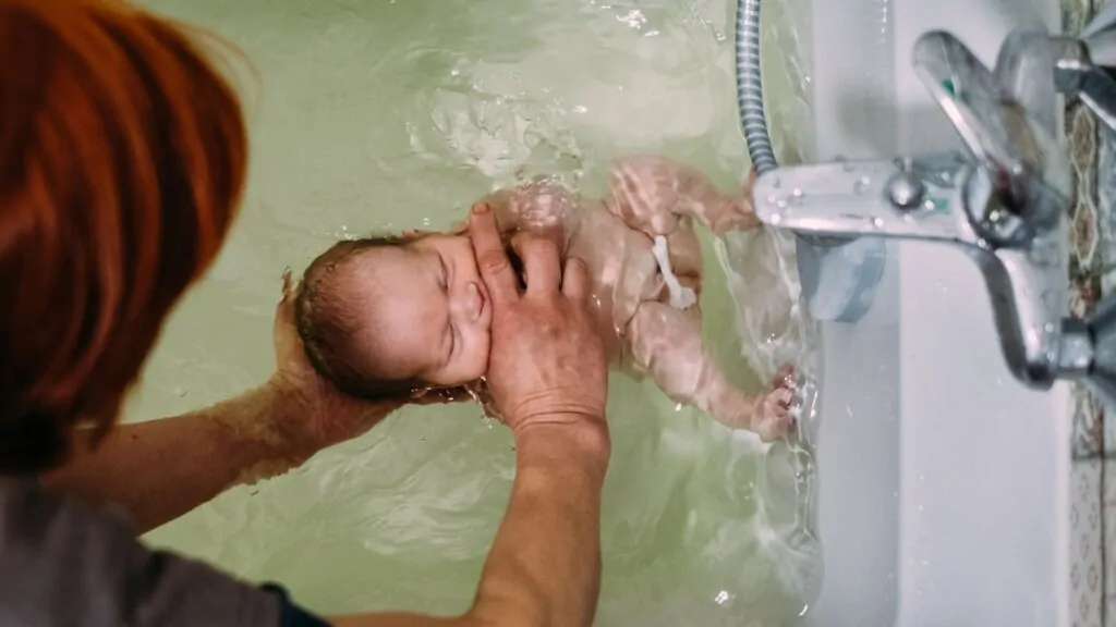 Baby in Badewanne baden Baby baden in Badewanne
