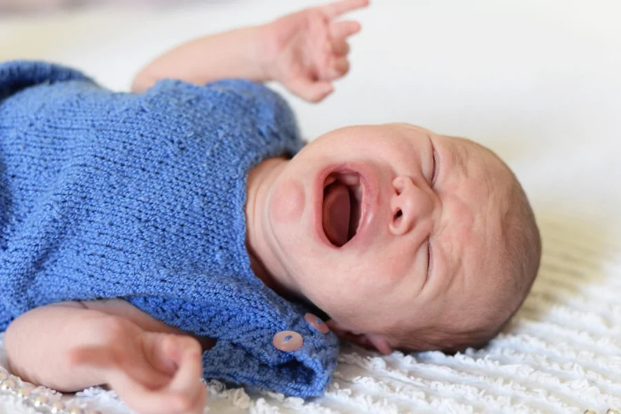Baby schreit 1 Baby von Couch gefallen