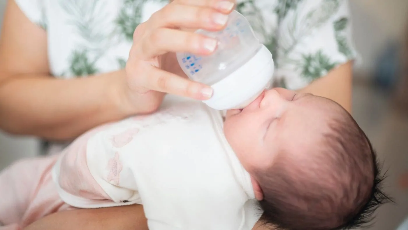 Baby trinkt flasche 1 Baby trinkt flasche 1
