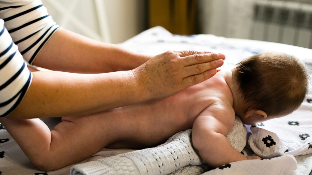 Babymassage Nach dem Baby baden eine Babymassage