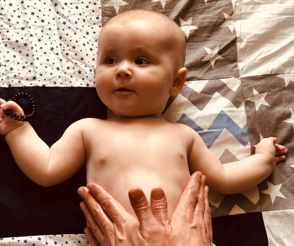 babymassage eines Säuglings