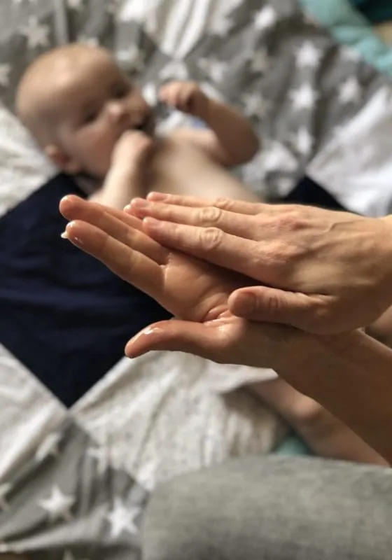 Babymassage Hand scaled Baby wird massiert
