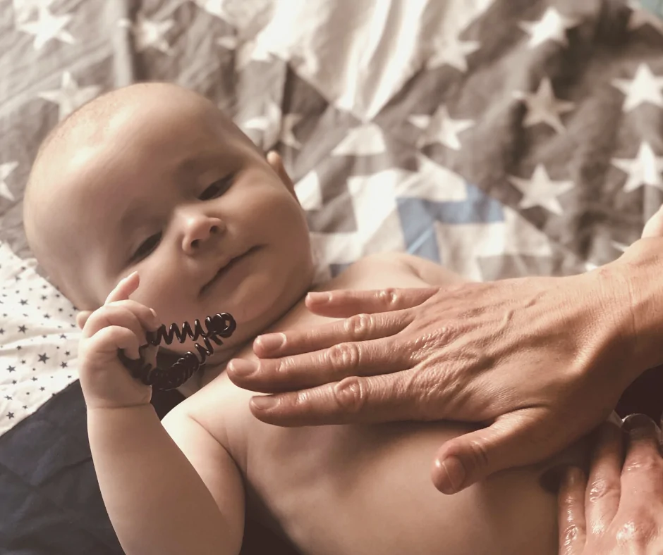 Babymassage auf der Brust babymassage Brust