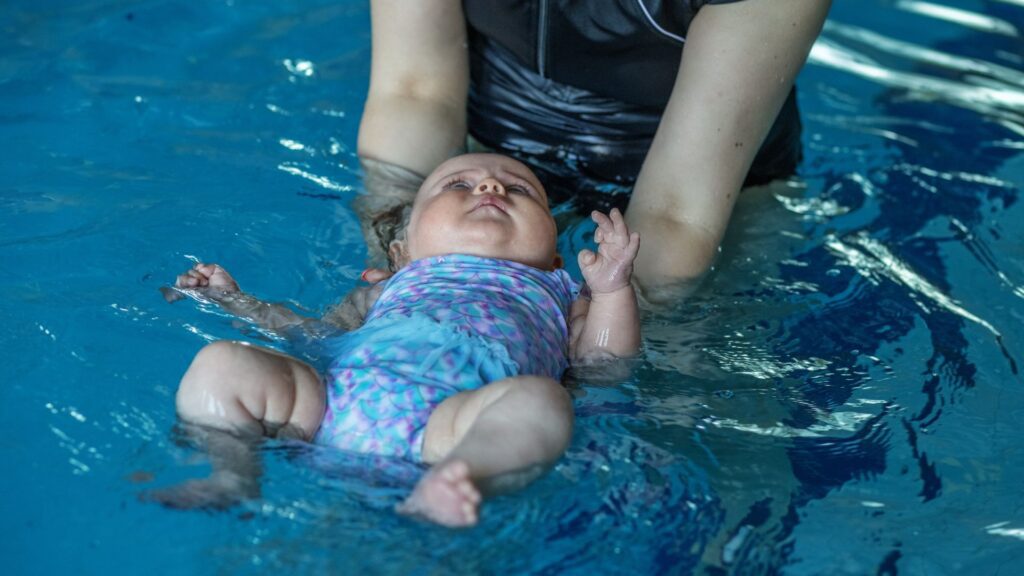 Babyschwimmkurs gemeinsam mit dem Baby baden