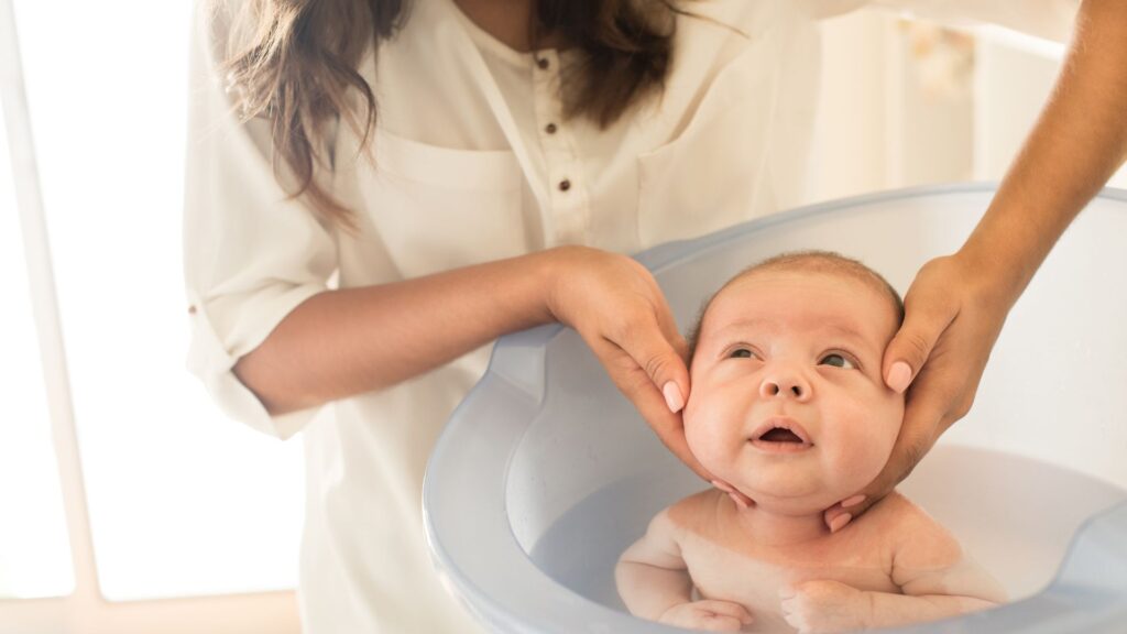 Badeeimer Baby baden im Badeeimer