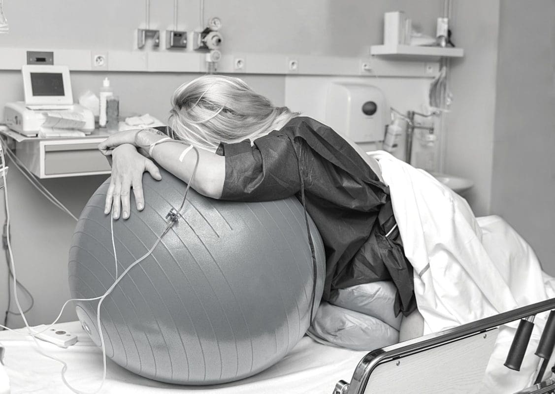 Gebärende Frau im Vierfüßlerstand