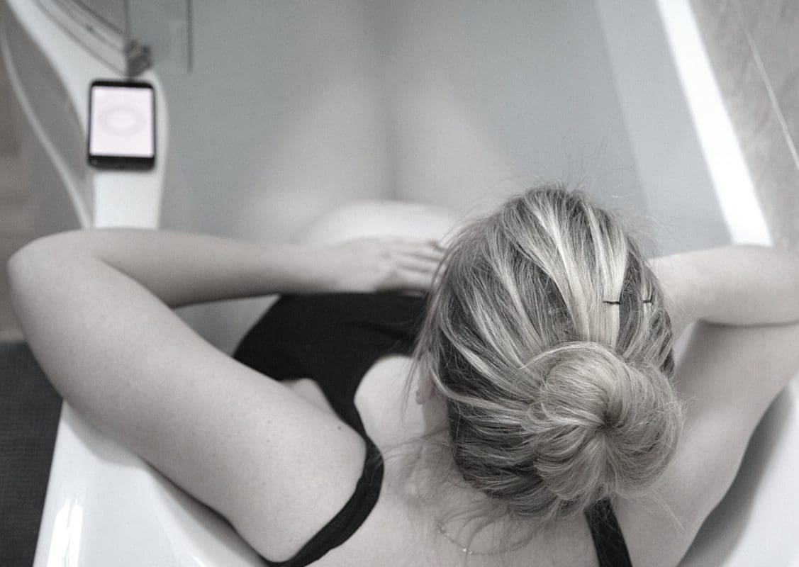 gebärende Frau in der Geburtswanne