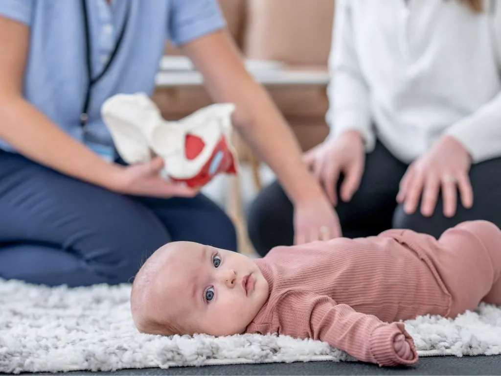 Frau mit Baby beckenboden Rückbildung nach Schwangerschaft