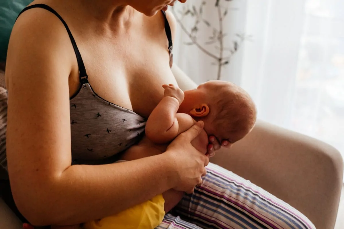 Frau stillt ihr Baby Stillprobleme nach Geburt