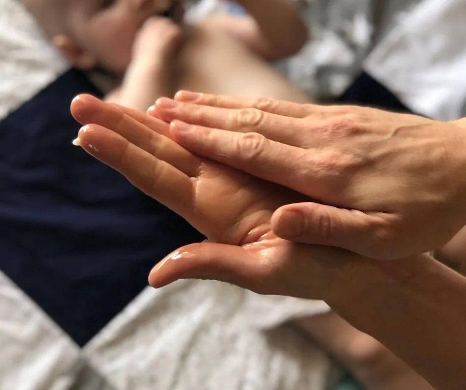 Haende erwaermen fuer Babymassage Erwärmen der Hände zur babymassage