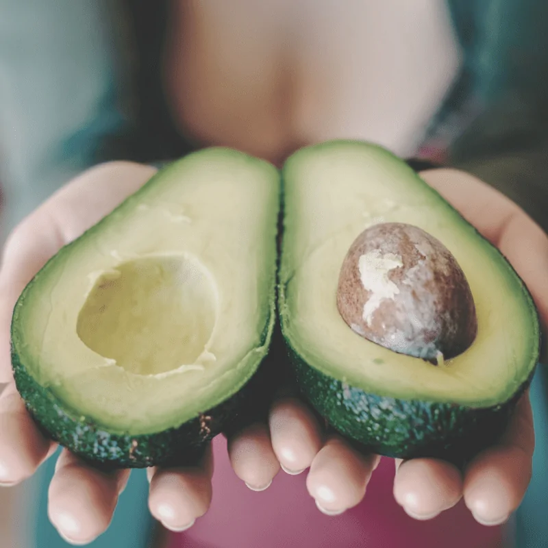 Haende mit Avocado Avokado