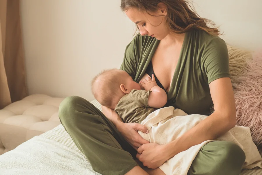 Mama stillt Baby hormone nach geburt abstillen