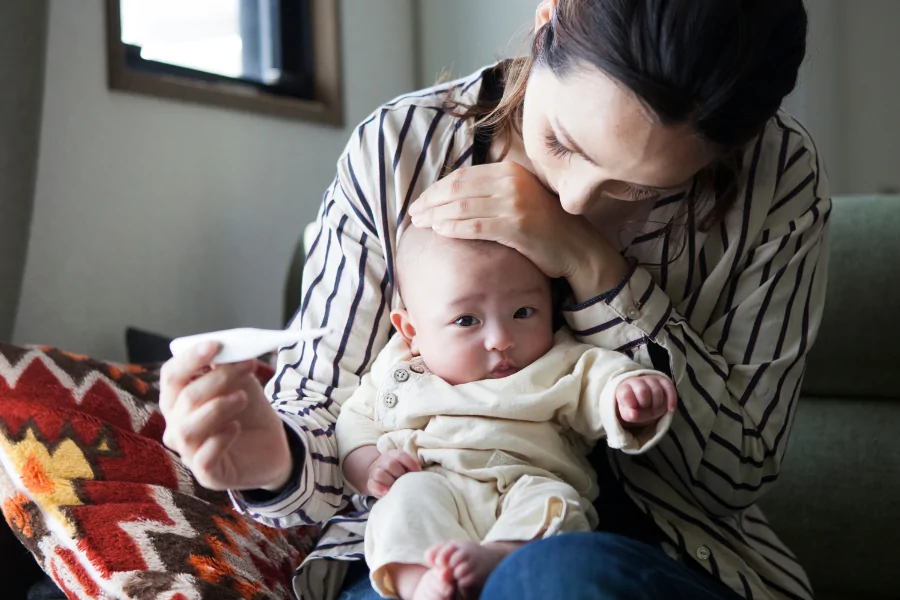 Mutter krankes baby Baby Fieberkrampf