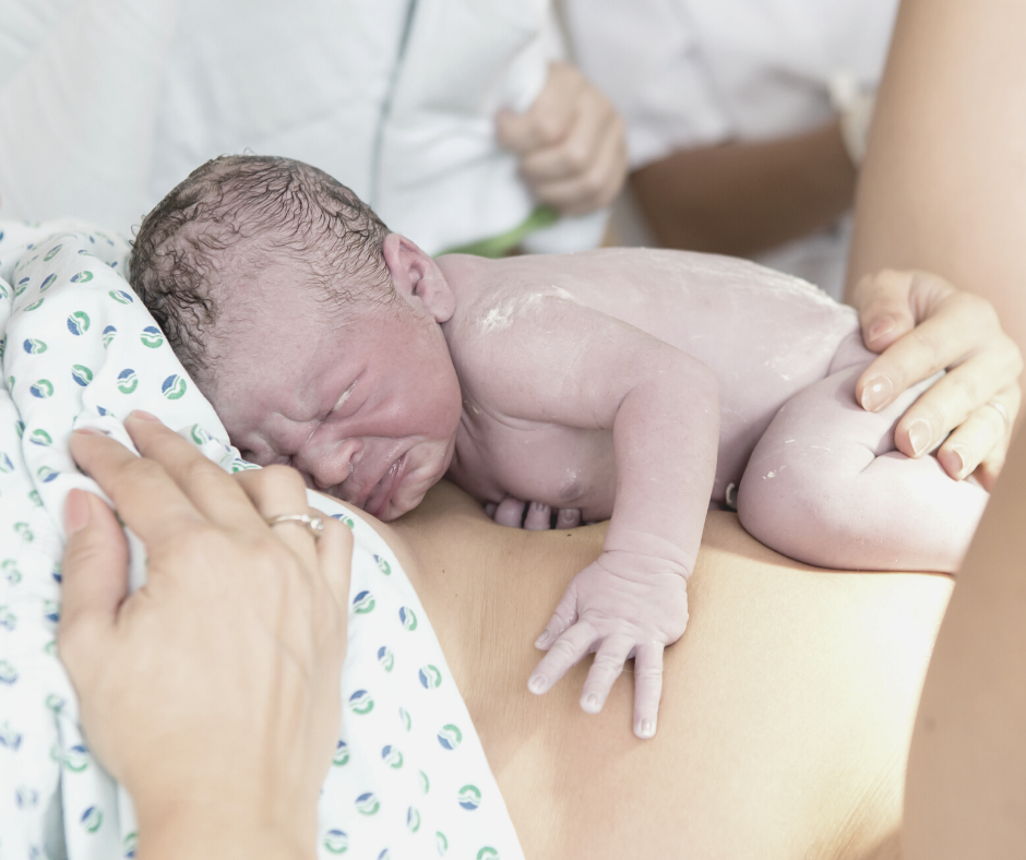 Mutter mit Baby auf der Brust Mutter mit Neugeborenem auf der Brust