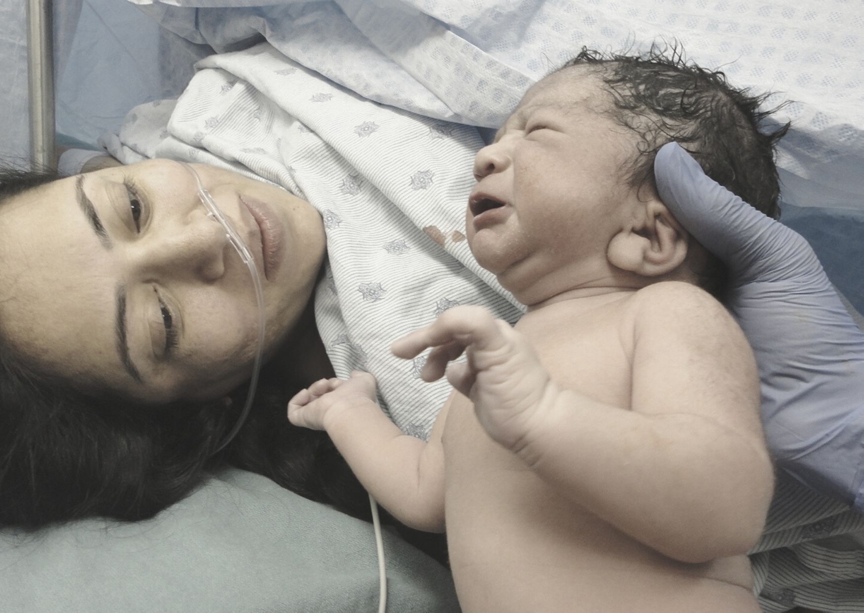 Mutter mit Baby nach Kaiserschnitt Mutter und Neugeborenes nach Kaiserschnitt