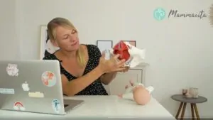 Online Geburtsvorbereitungskurs Julia zeigt Becken Online Geburtsvorbereitungskurs Julia zeigt Becken