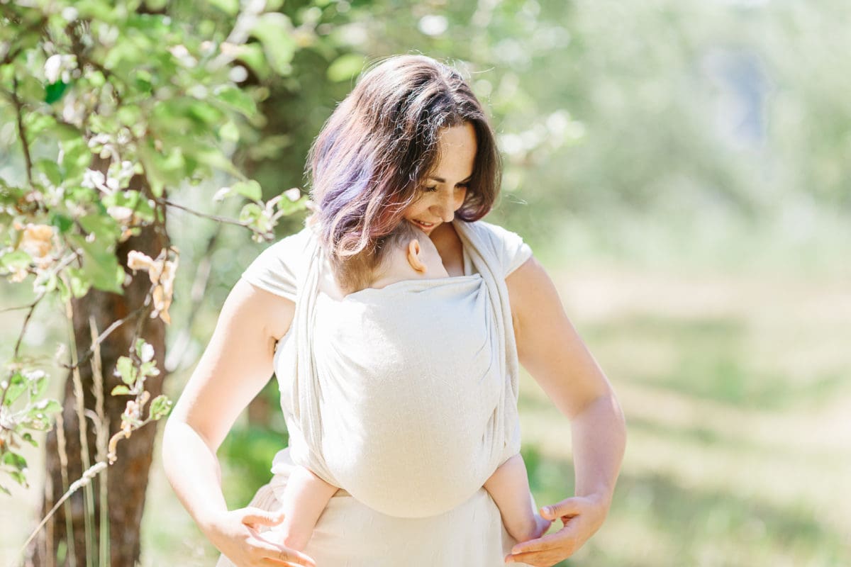 Babys tragen fördert die Entwicklung