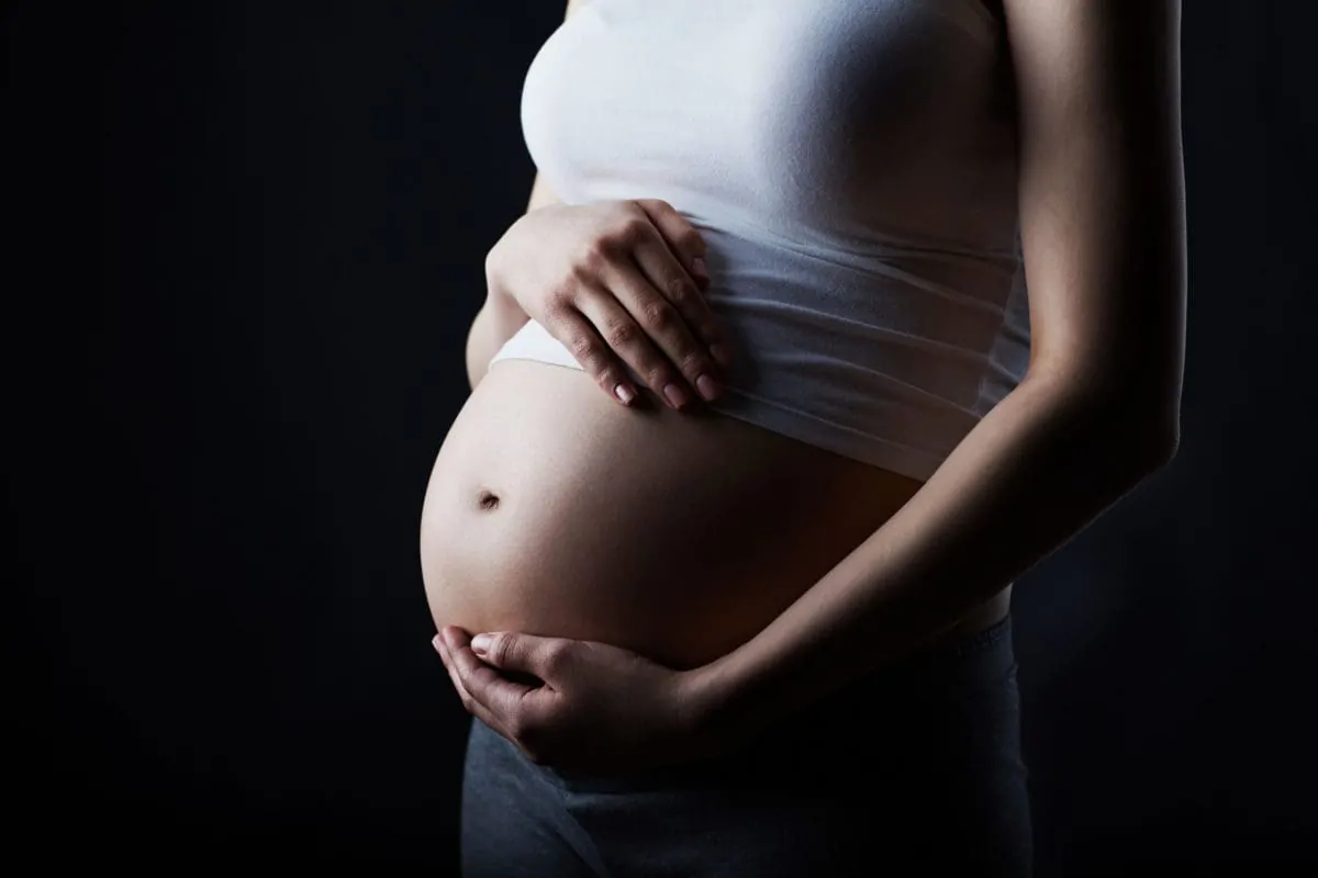 Schwangere Frau haelt Bauch scaled schwanfere Frau wartet auf geburtsbeginn