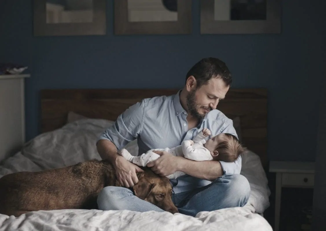 Vater mit Baby und Hund Vater mit Baby und Hund