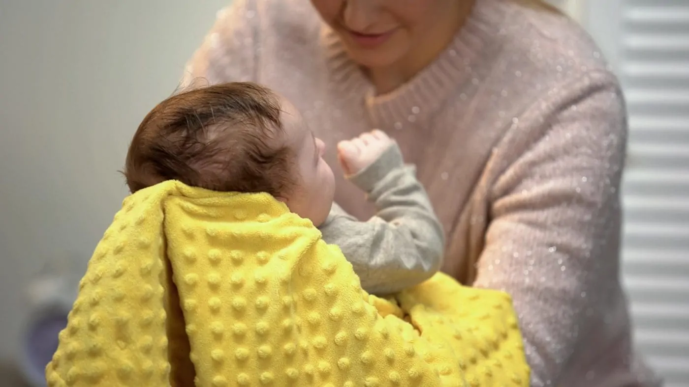 Mein Baby spuckt viel - 10 Tipps wie Dein Baby nach dem Trinken weniger Milch spuckt