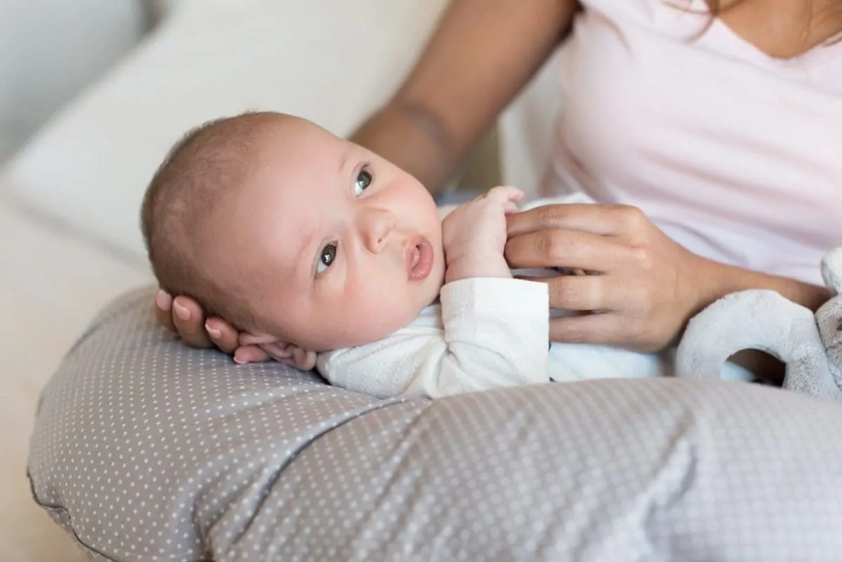 Baby spuckt nach Stillen wird hochgelagert