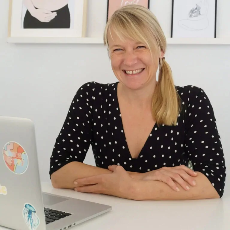 hebammen julia am laptop lacht Julia Ronnenberg - Hebamme und Gründerin von Mammacita