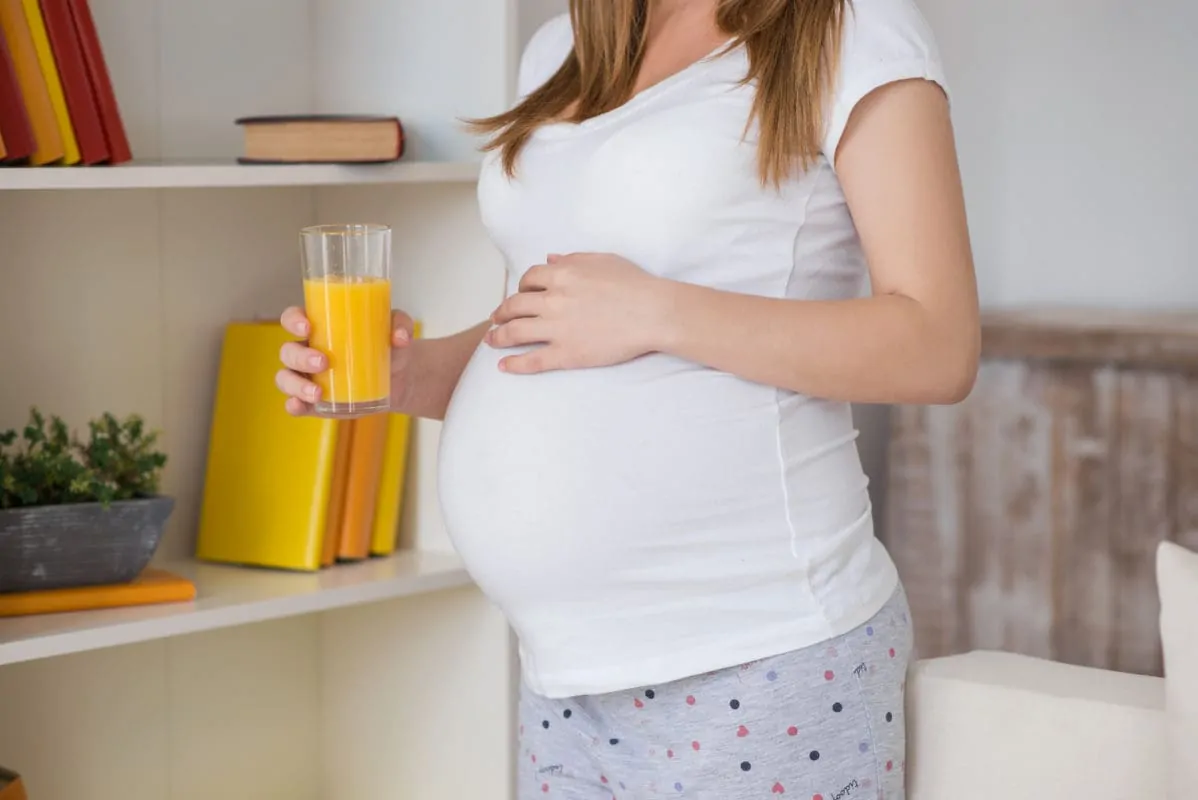 schwangere Frau Orangensaft Eisenmangel in der Schwangerschaft Vitamin C